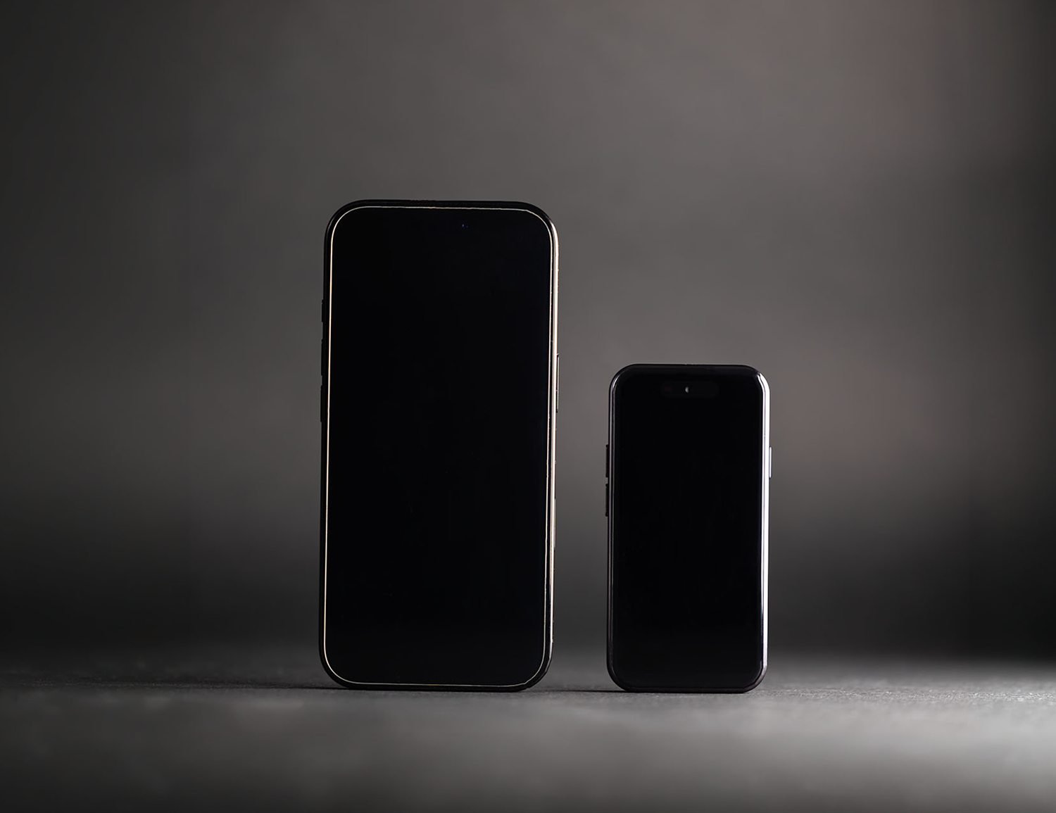AEROS Juno ved siden av en vanlig stor telefon — størrelsesforskjellen